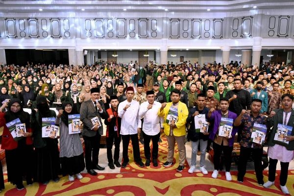  Bedah Buku 37 Masalah Populer, UAS Sebut Mahasiswa Beruntung Punya Gubernur Seperti Edy Rahmayadi